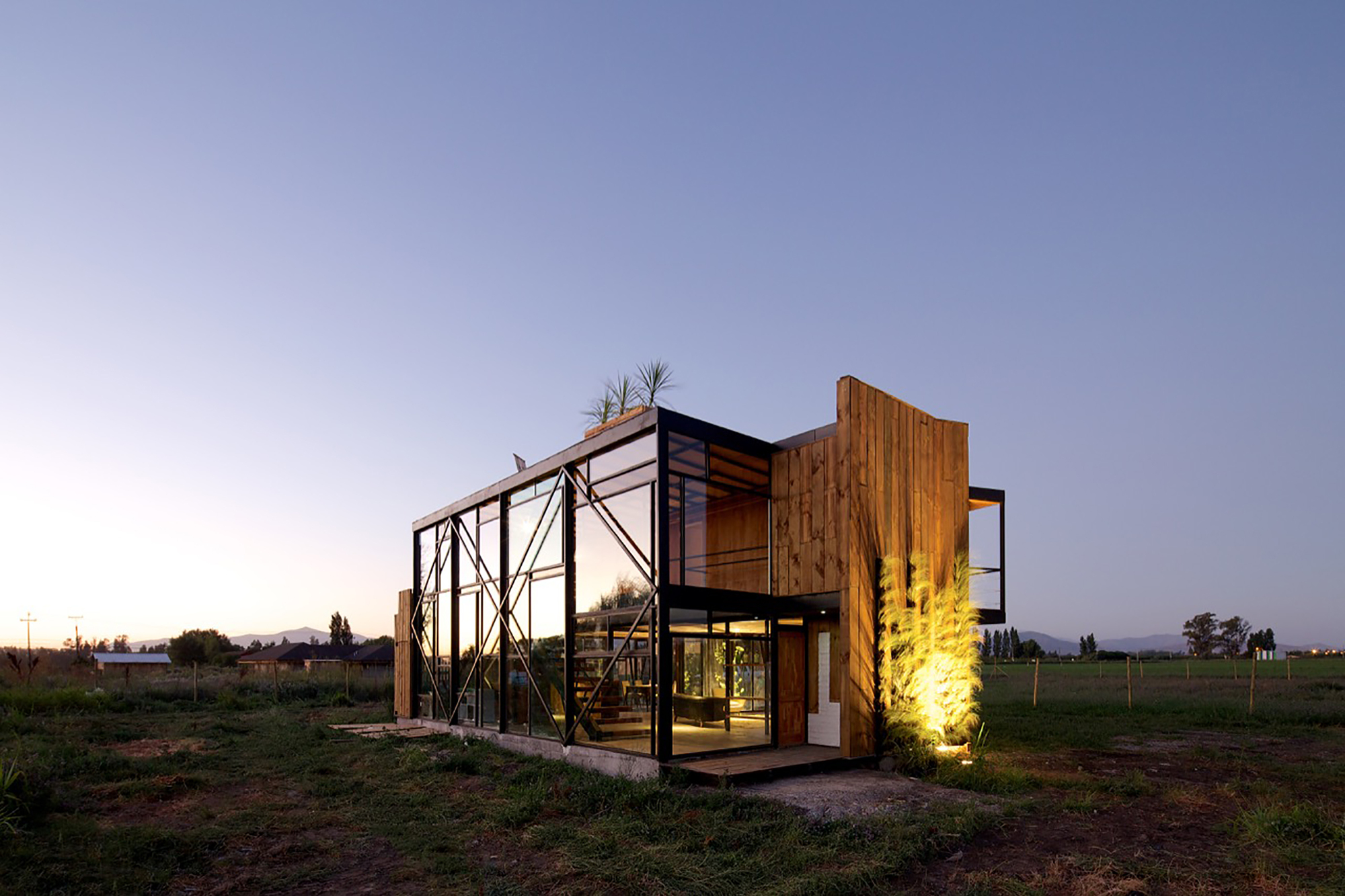 Sustainable house builded with 100% recycled materials: G House | Homedezen